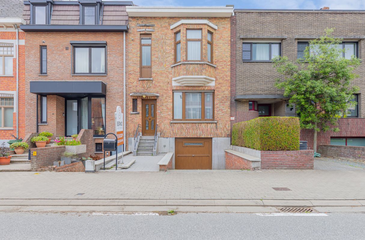 Statige woning met tuin in centrum Dendermonde foto {{pictureIndex}}
