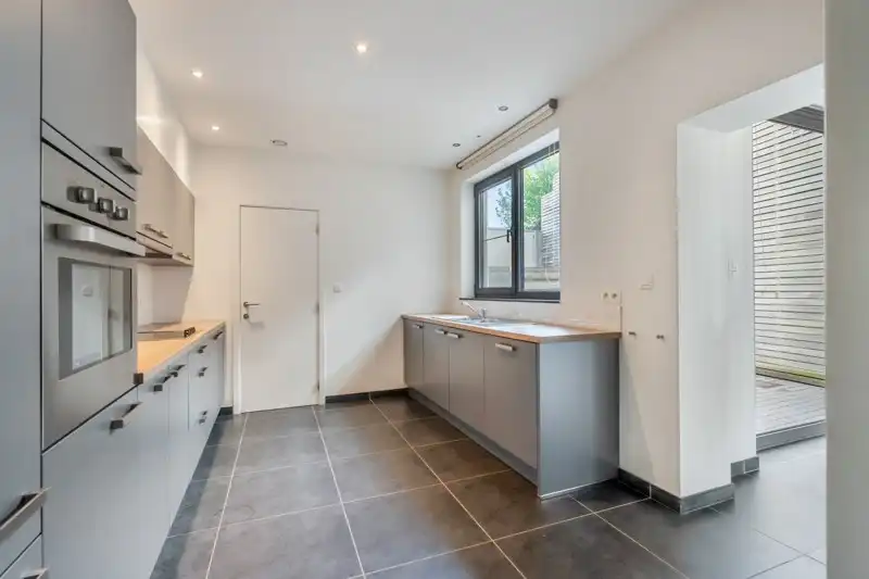 Gelijkvloers appartement met 2 slaapkamers, autostaanplaats en terras foto 6