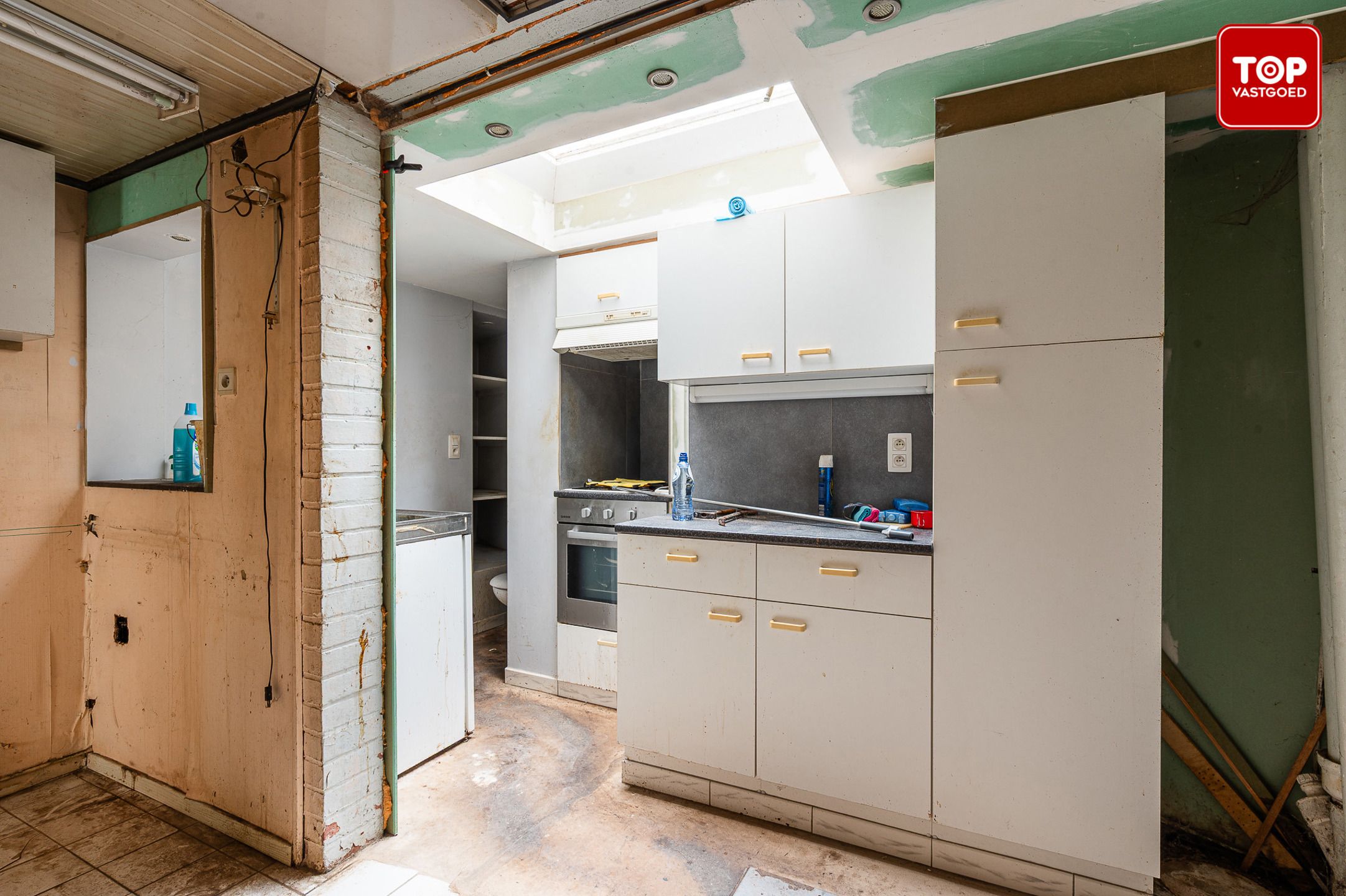 Totaal te renoveren woning op gunstige locatie. foto 7