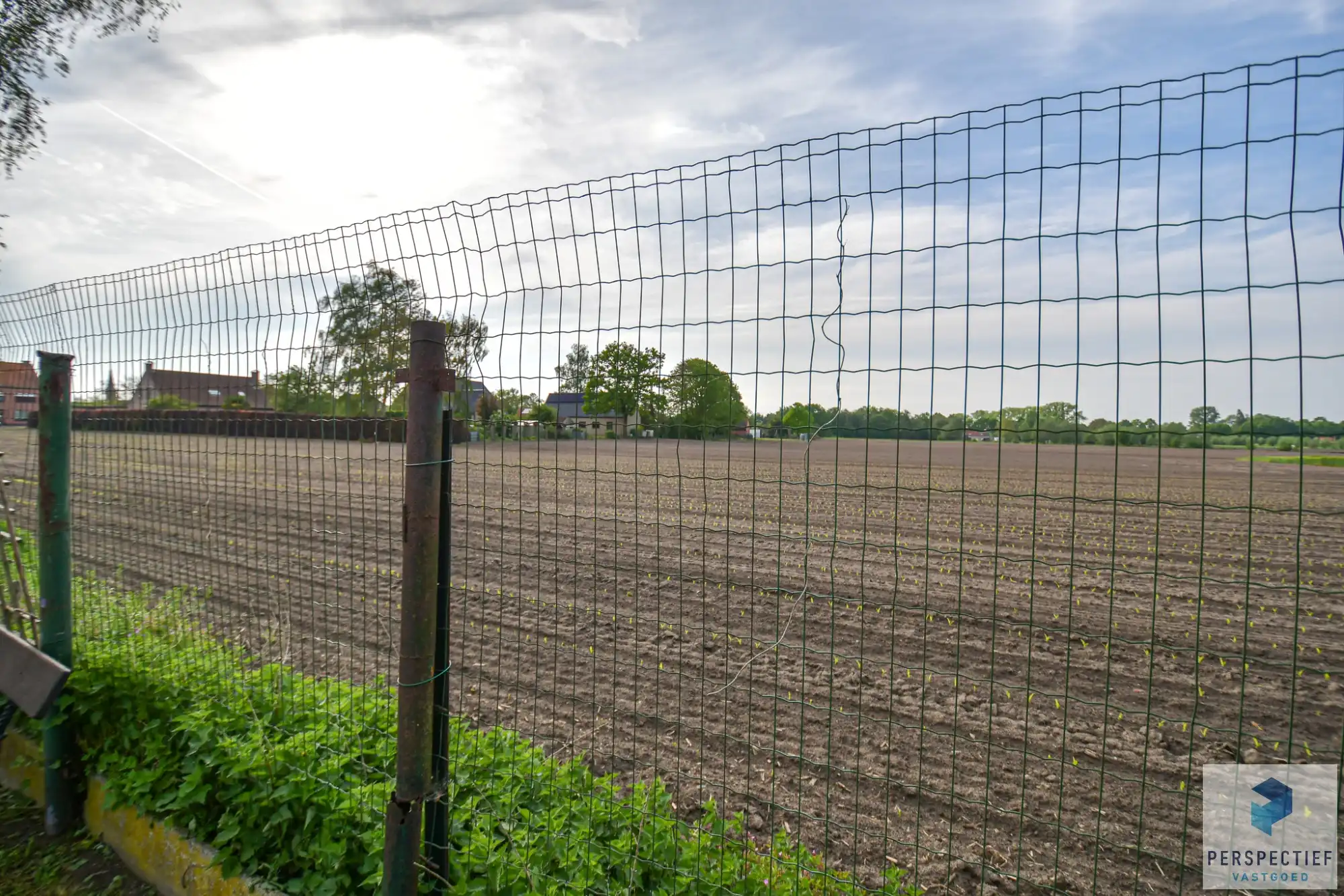 Rustig en centraal gelegen woning met landelijk uitzicht, grote garage en tuin foto 2