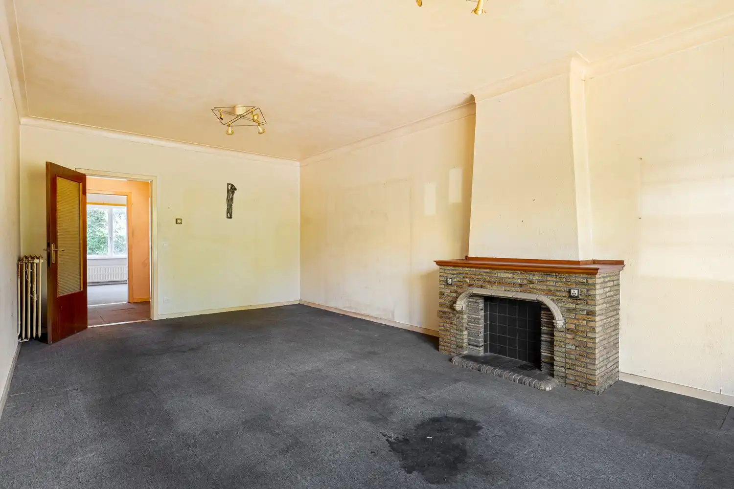 Te renoveren 2 slaapkamer appartement te Deurne foto 4