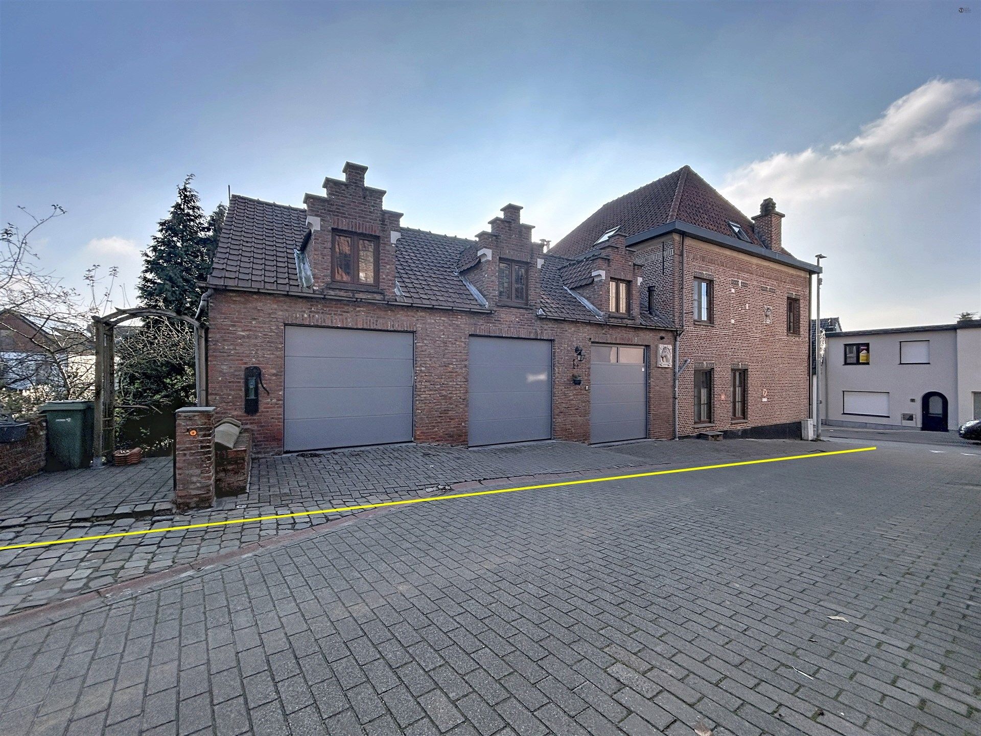Hoofdfoto van de publicatie: Half open bebouwing met 3 slaapkamers en 3 garages op perceel van 235m² 