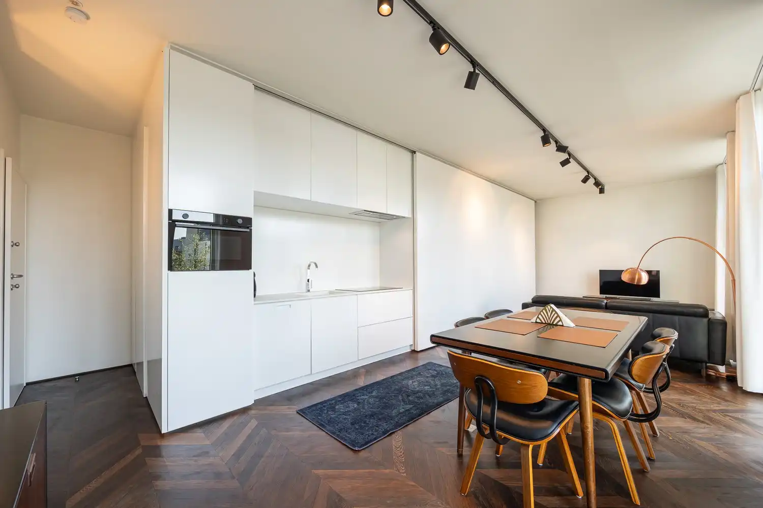 Instapklaar gemeubeld appartement met ruim terras in hartje Antwerpen foto 3