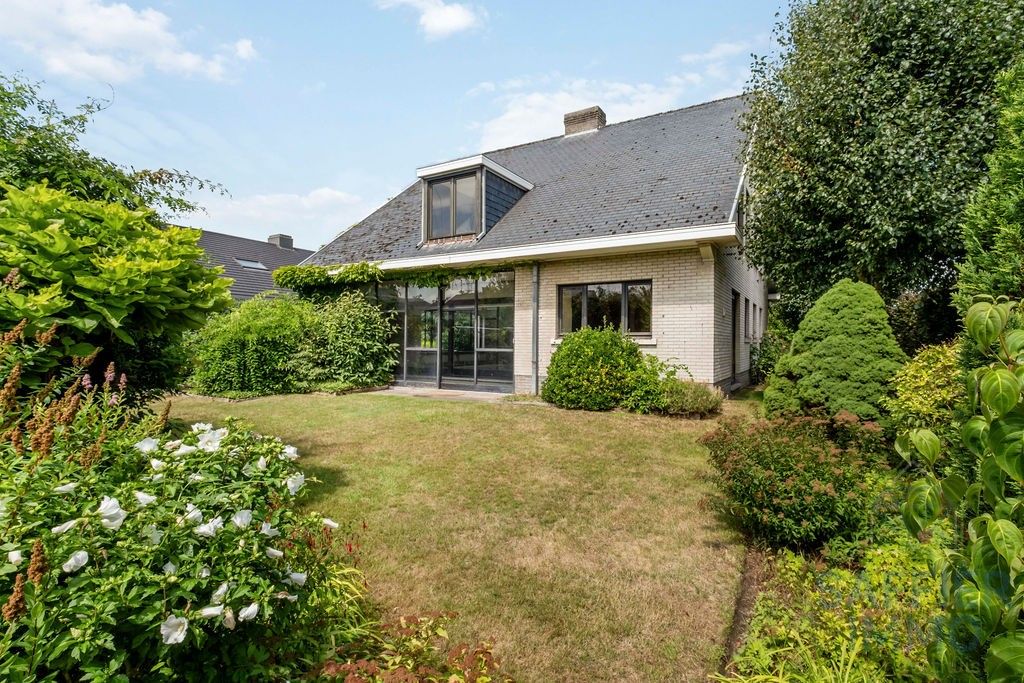 Ruime gezinswoning met zonnige tuin en 5 slaapkamers in hartje Izegem foto 6