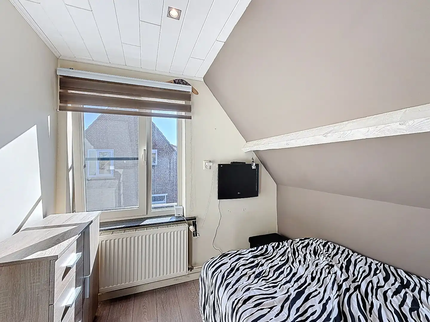 Instapklare twee-onder-een-kapwoning met uitbouw, luxe overkapping en zonnige tuin op het westen  foto 31