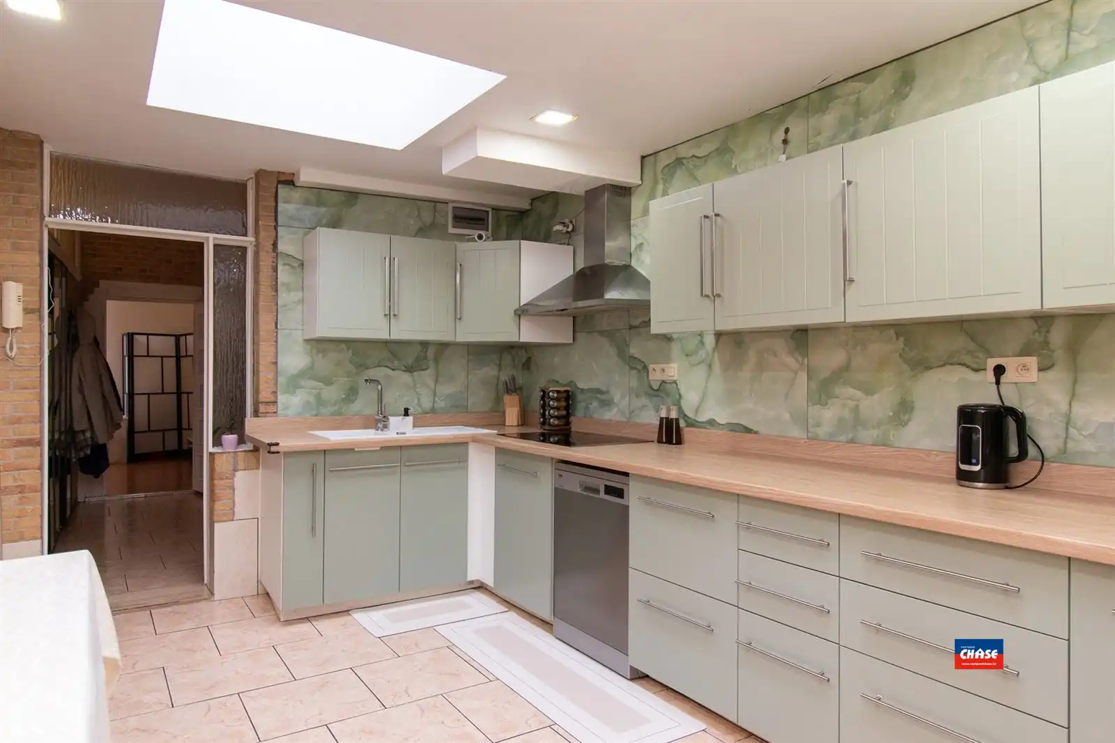 Woonhuis met tien slaapkamers en hangaar foto 6