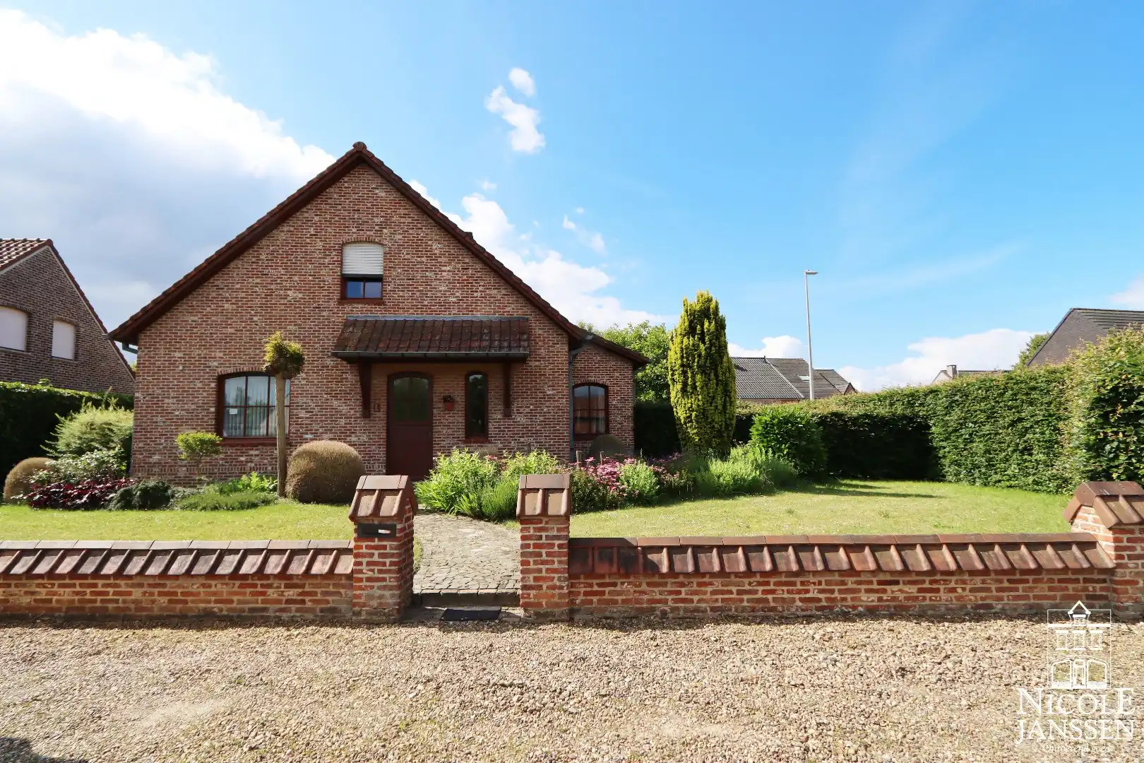 Instapklare en ruime gezinswoning met garage en diepe tuin in het gezellige Beek foto {{pictureIndex}}