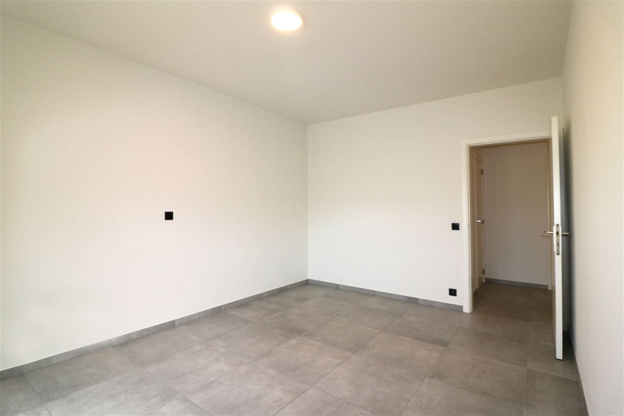 Volledig vernieuwd gelijkvloers app. met 2 slpk. en afgesloten garage foto 22