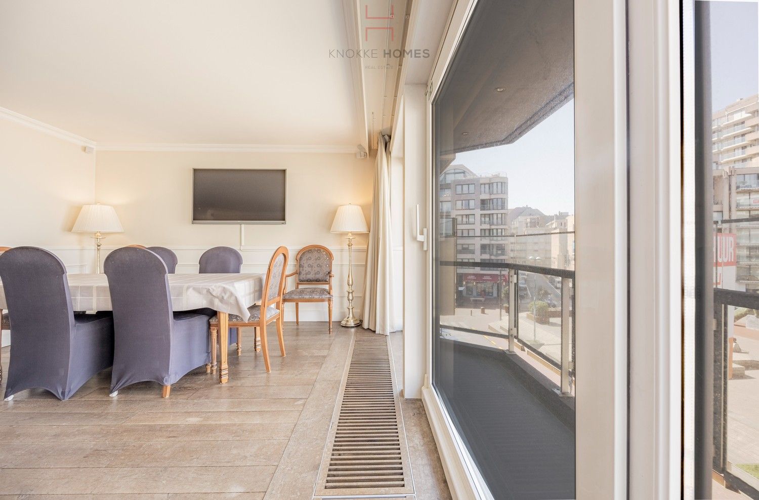 Gemeubeld appartement met frontaal zicht over het Van Bunnenplein en de zee. foto 13