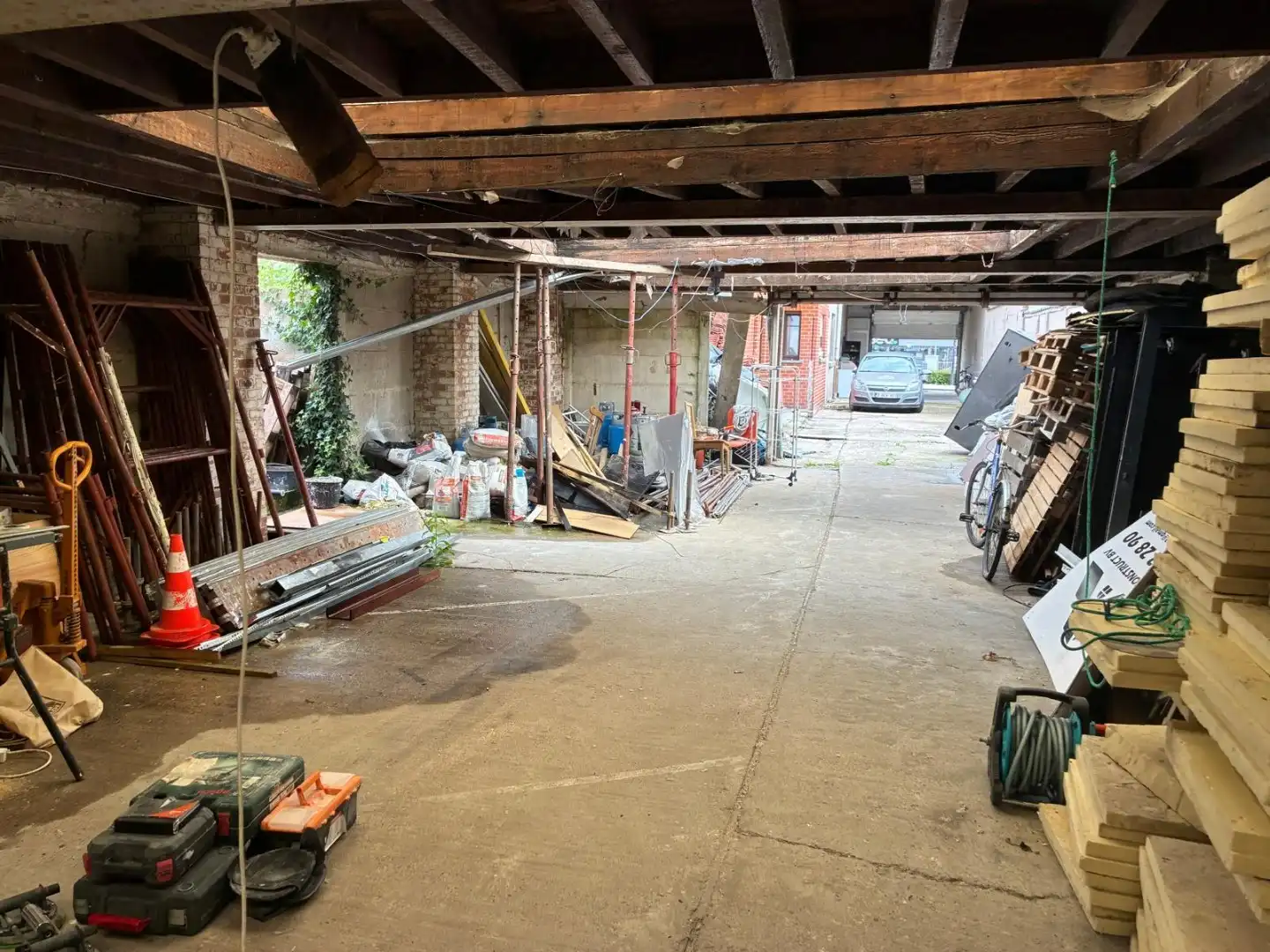 Te renoveren woning met magazijn en inrijpoort foto 4