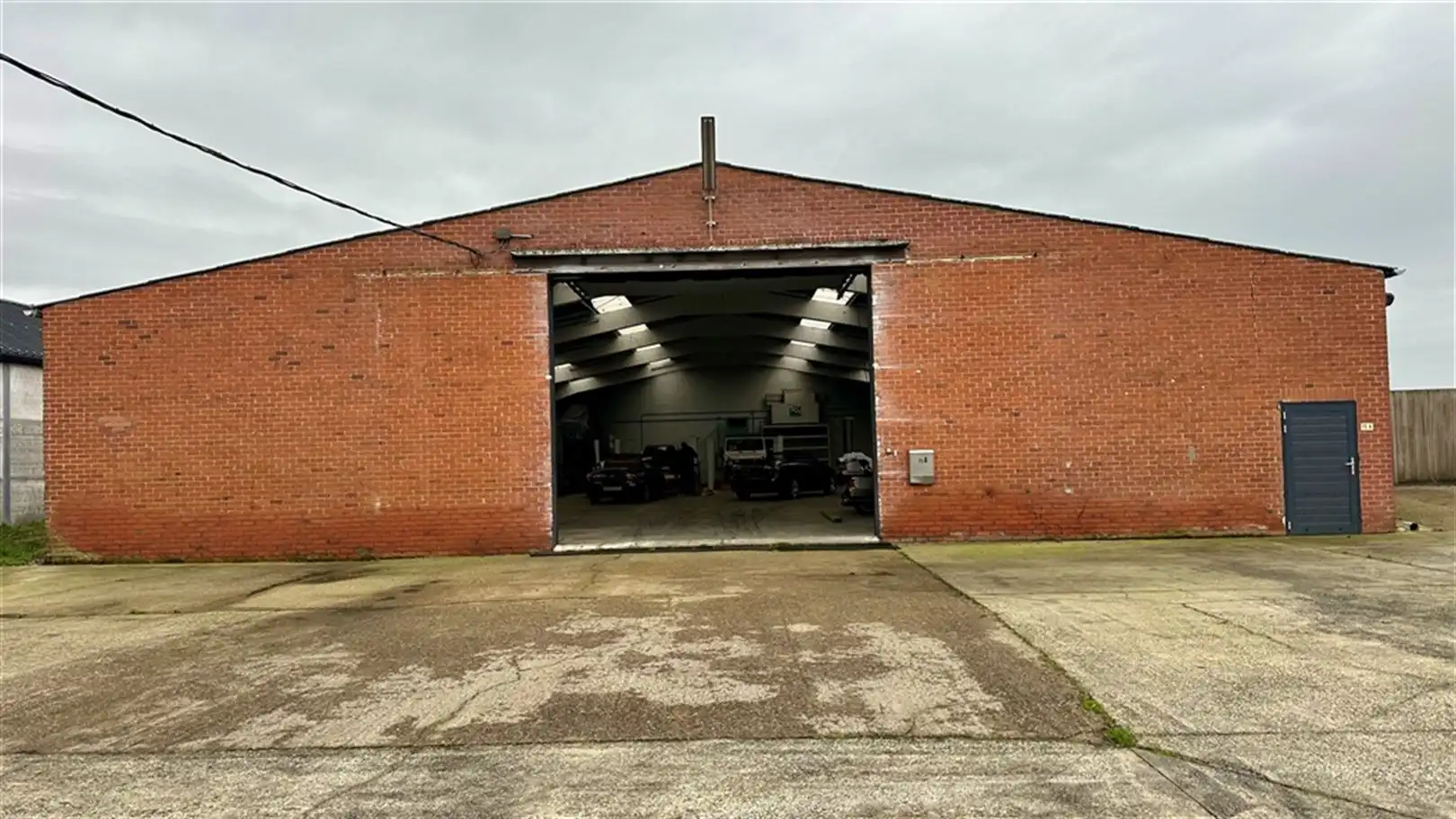 Ruime loods met kantoor en buitenterrein te Ieper foto 3
