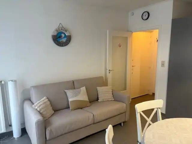 Gemeubelde studio op gelijkvloers met terrasje, vlak aan park en zee foto 5