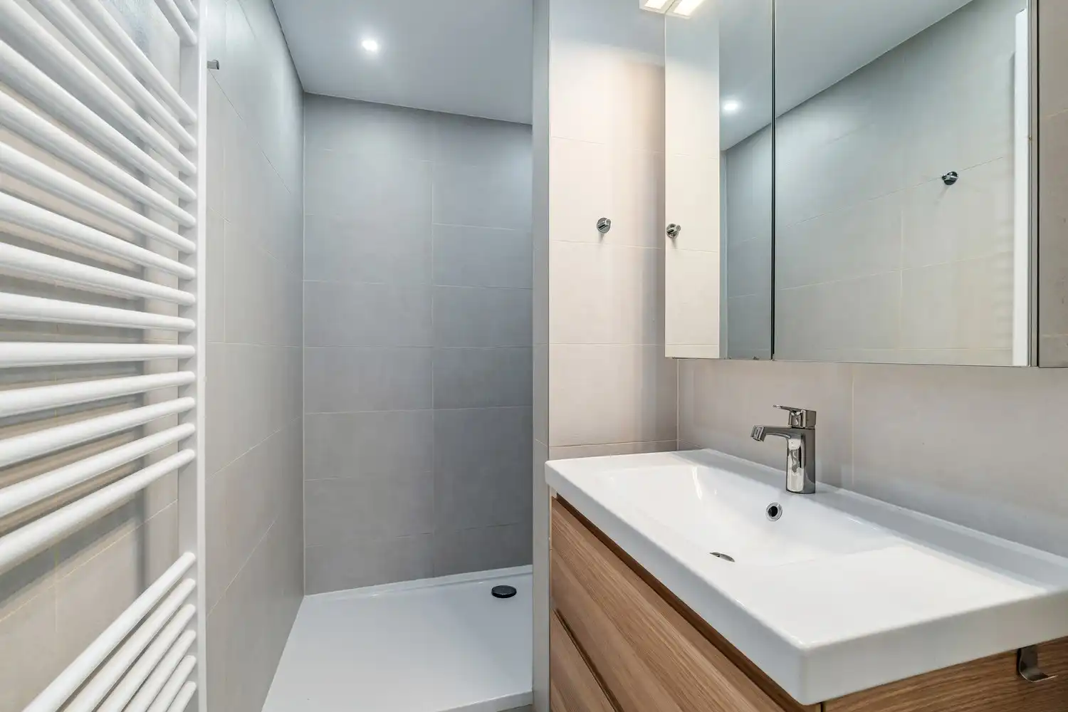 Volledig gerenoveerd 2-slaapkamerappartement met garage in Sint-Pieters-Leeuw foto 11