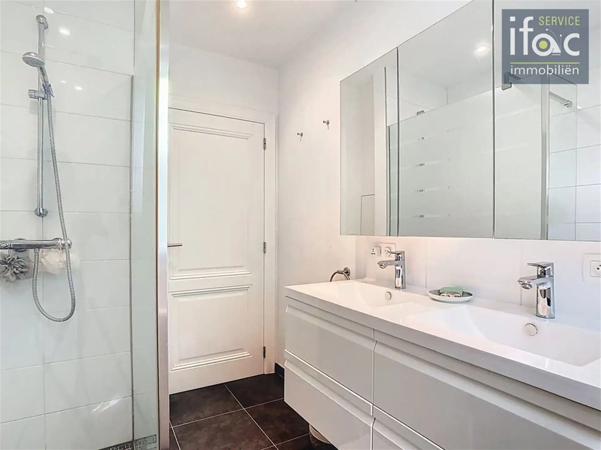 Prachtige villa op toplocatie, 6 slaapkamers en 2 badkamers foto 24