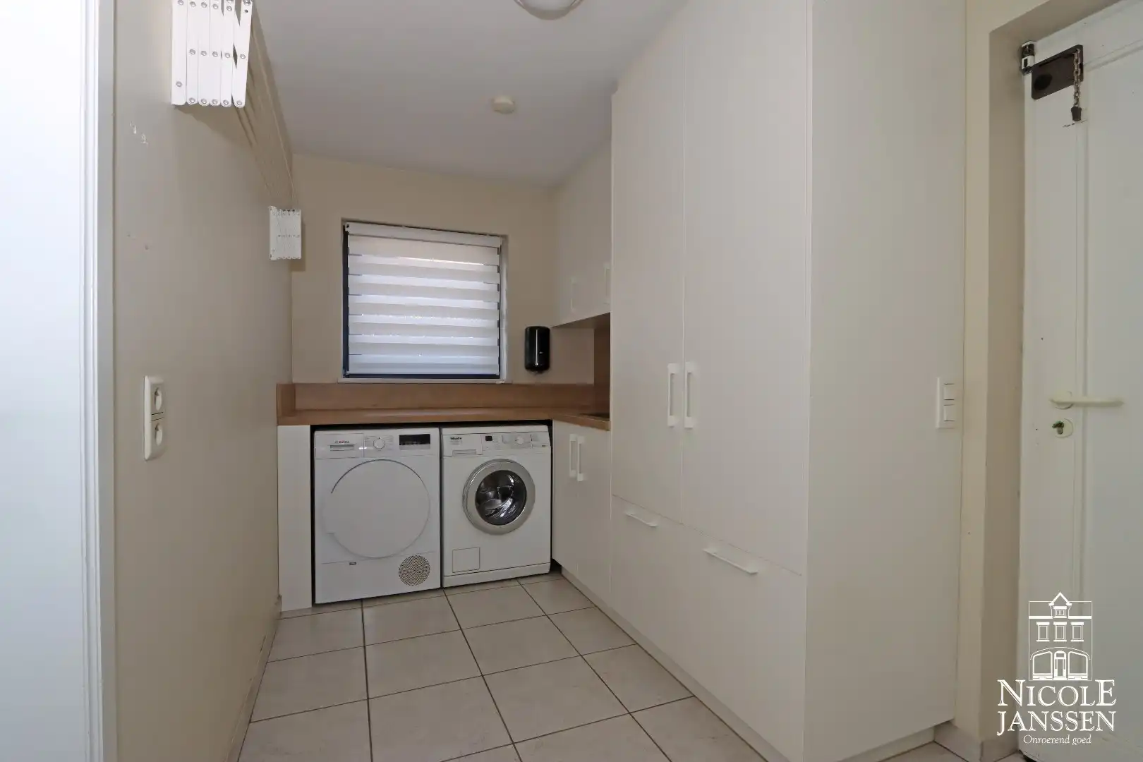 Instapklare woning met ruimte voor praktijk en mooie ingesloten tuin in Bree centrum foto 40