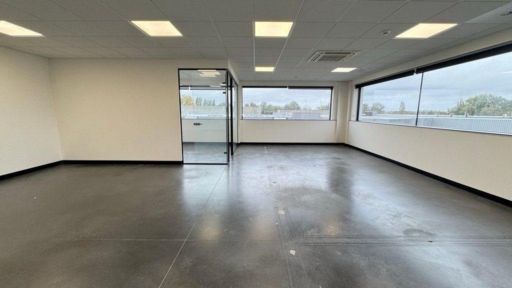 Instapklare kantoren te huur met terras vlakbij afrit R4 in Evergem foto 9