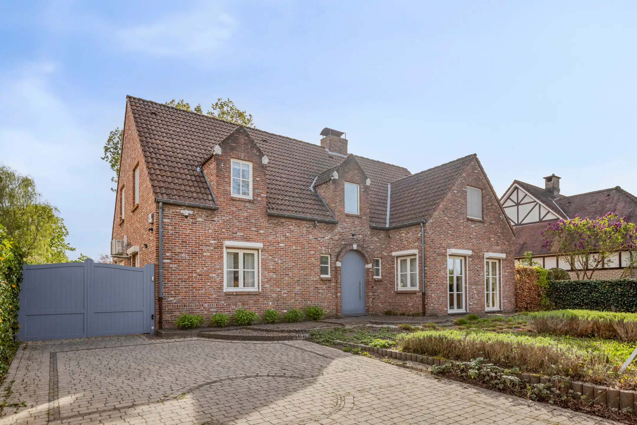 Klassevolle woning en zonnige tuin op een uitstekende ligging foto {{pictureIndex}}