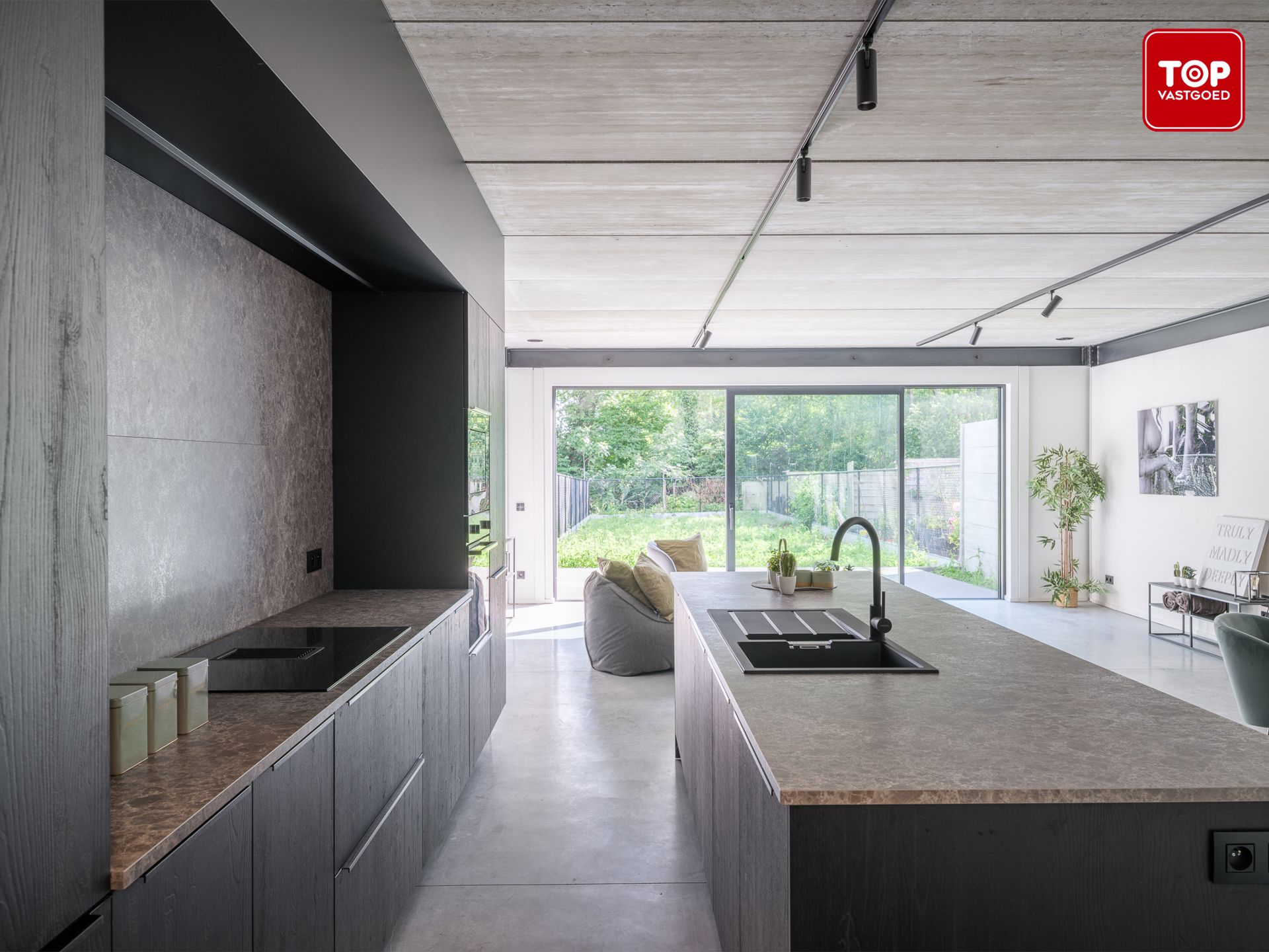 Energiezuinige (A+) designwoning met 3 slaapkamers, zonnige tuin en luxueuze betonafwerking in Vlierzele foto {{pictureIndex}}