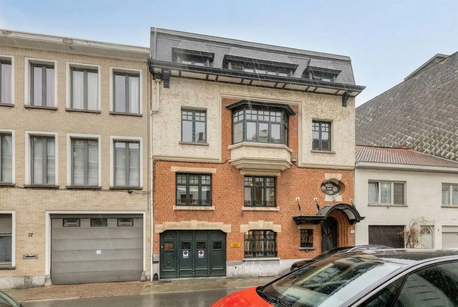 Berchem – Charmant 2-slaapkamerappartement in prachtige art-deco woning

 foto {{pictureIndex}}