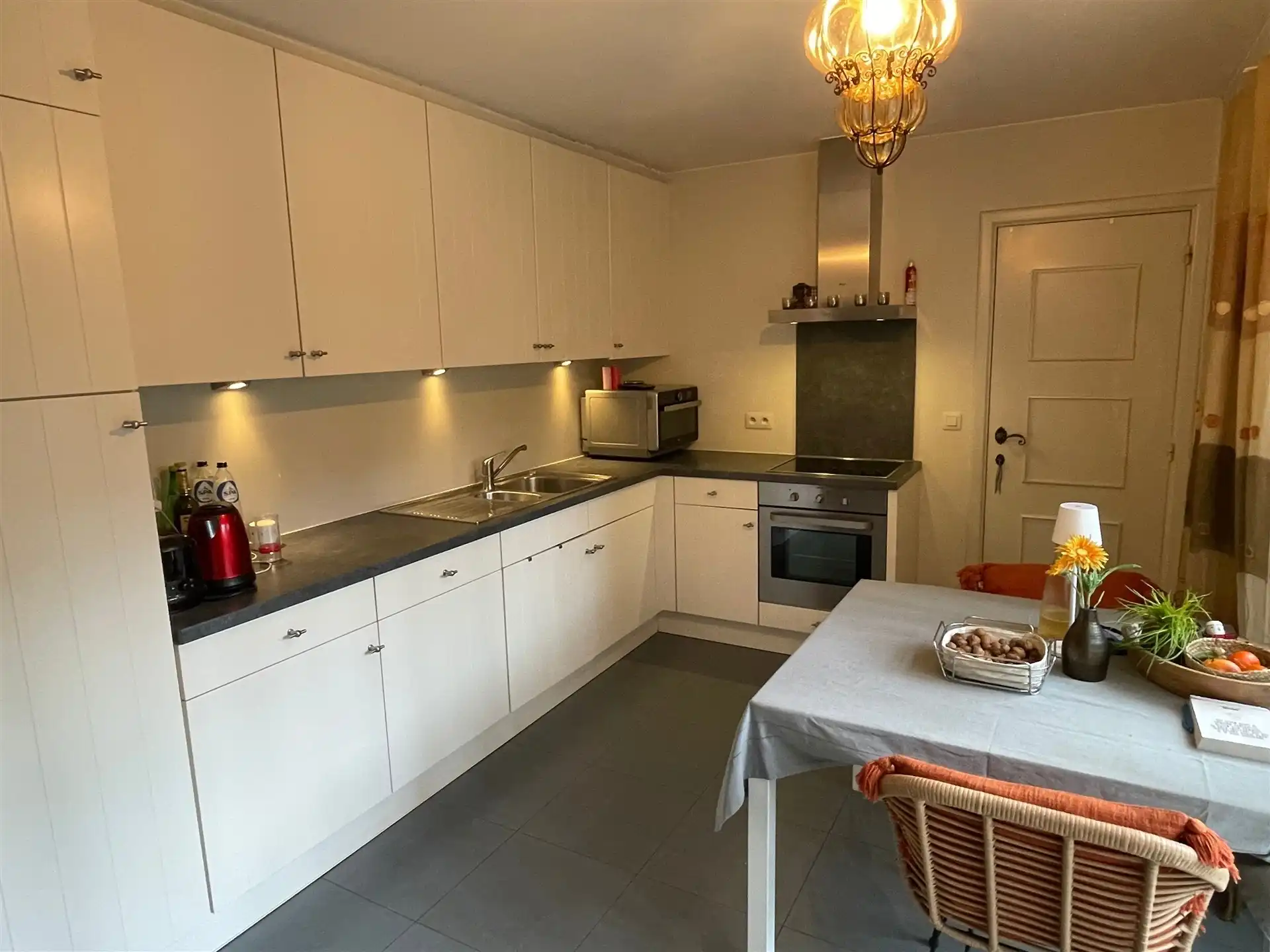 Prachtig midden in het groen gelegen villa in landelijke stijl met tuin en garage. foto 8