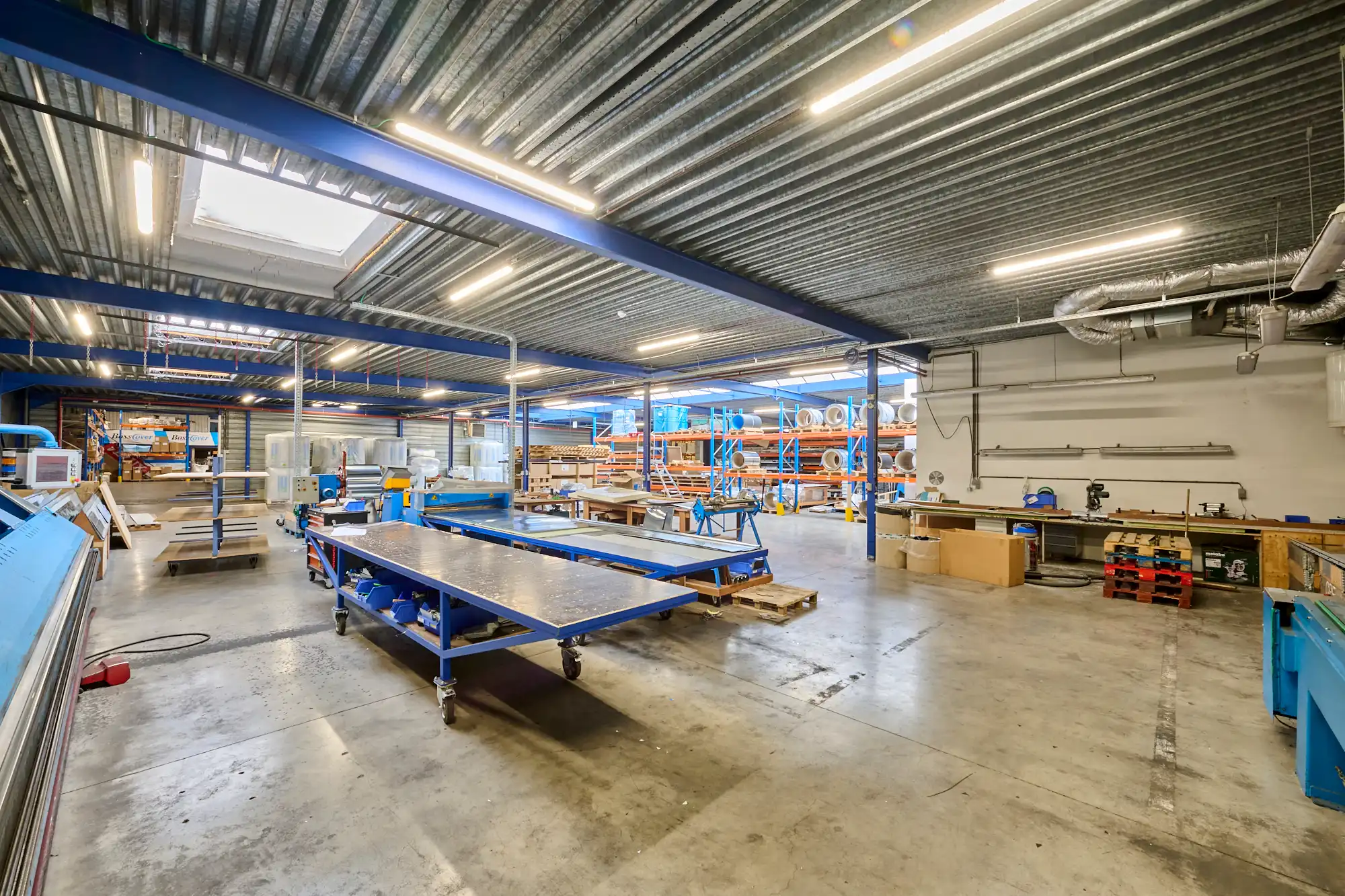 TE KOOP: MAGAZIJNEN MET KANTOREN IN GENK foto 16