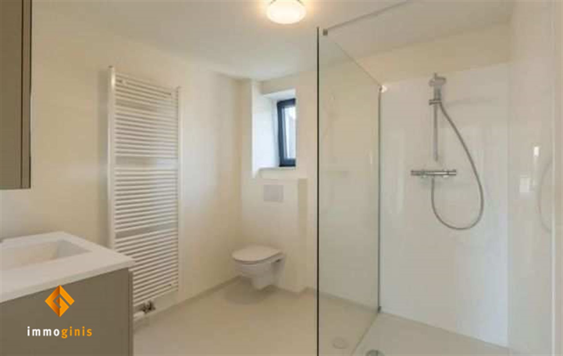 Volledig gerenoveerd appartement met 2 slpks en terras! foto 3