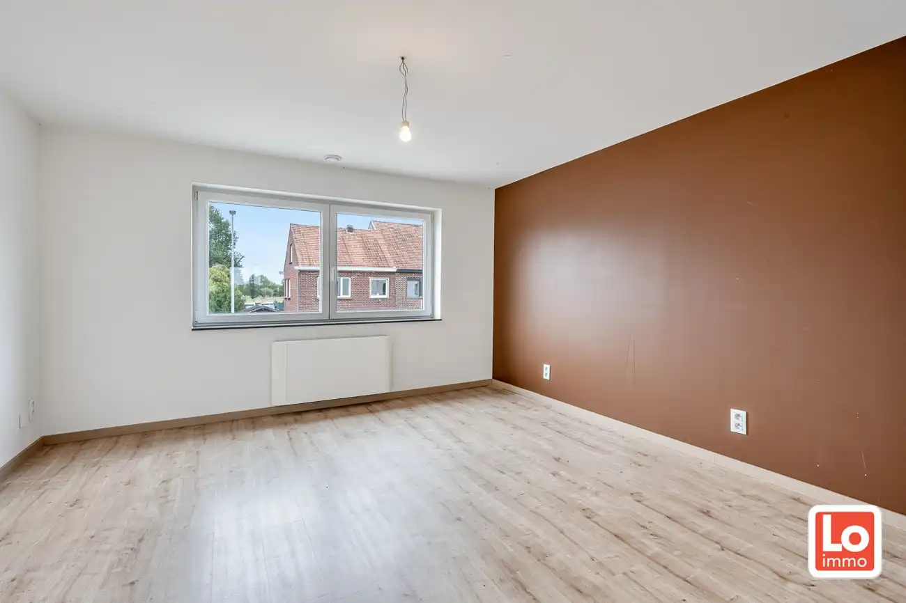 VERKOCHT! Moderne en instapklare halfopen woning met afzonderlijke garage in Lochristi! foto 10