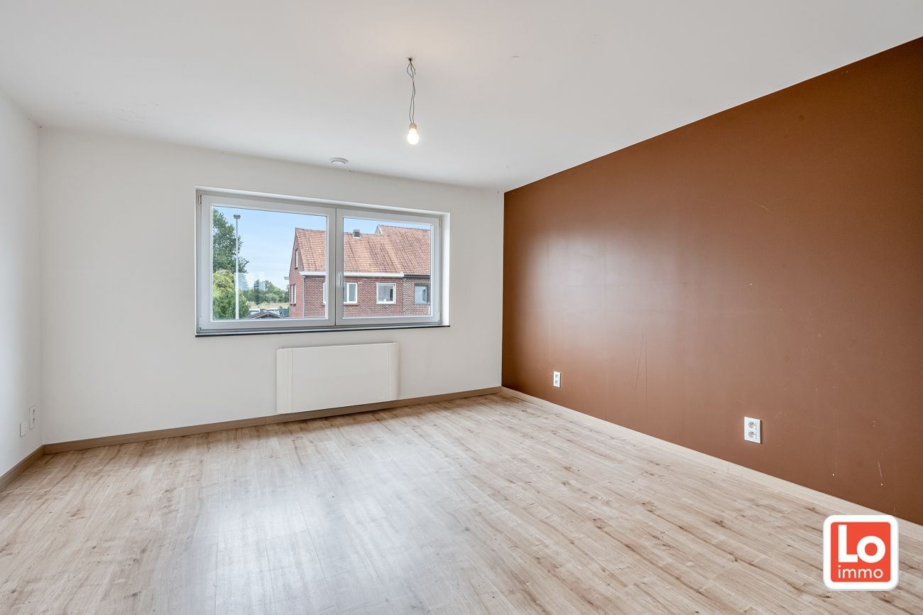 Moderne en instapklare halfopen woning met afzonderlijke garage in Lochristi! foto 10