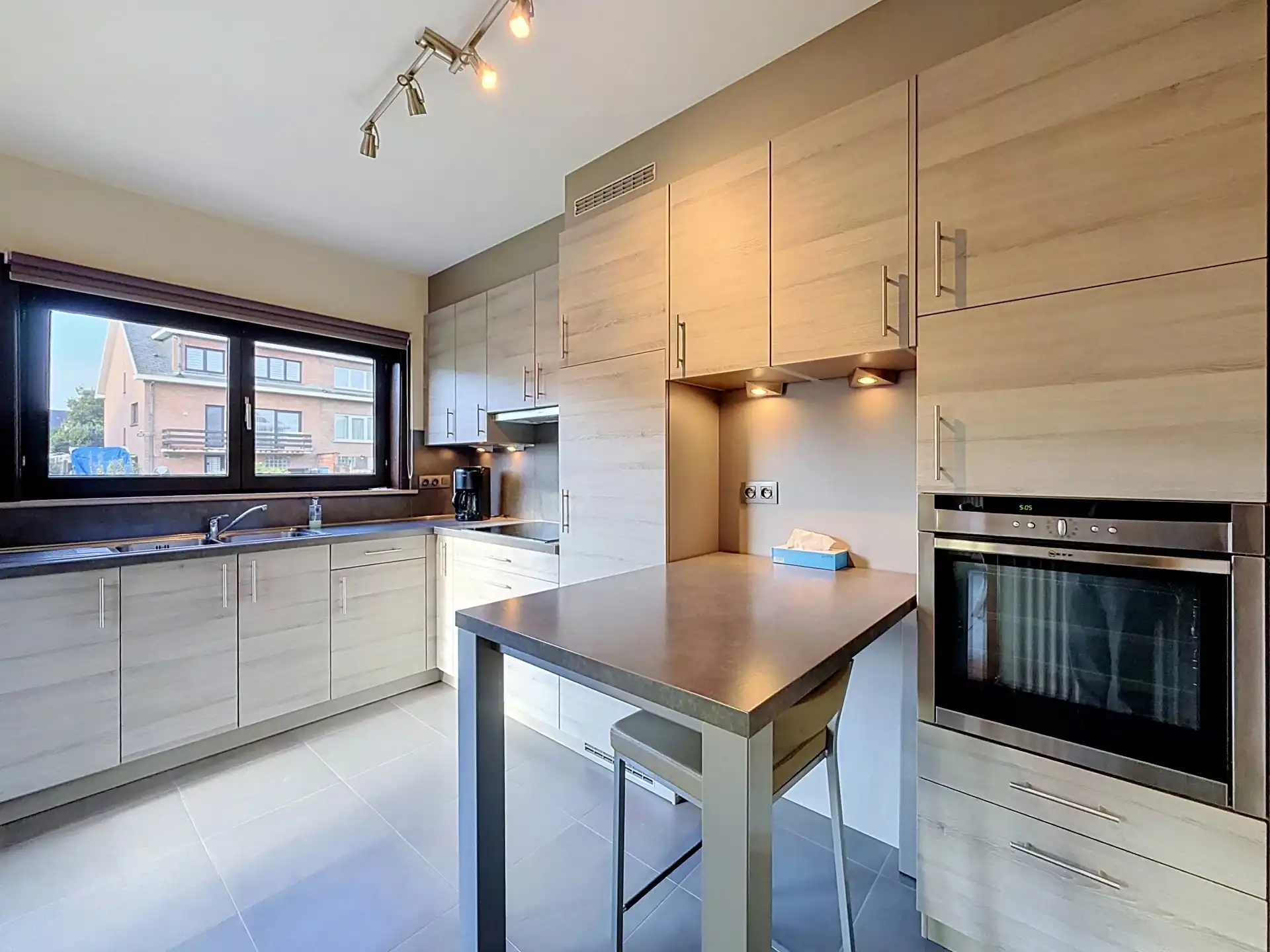 Ruime bel-etagewoning met 3 slaapkamers, dubbele garage en zonnige tuin in Dilbeek! foto 13