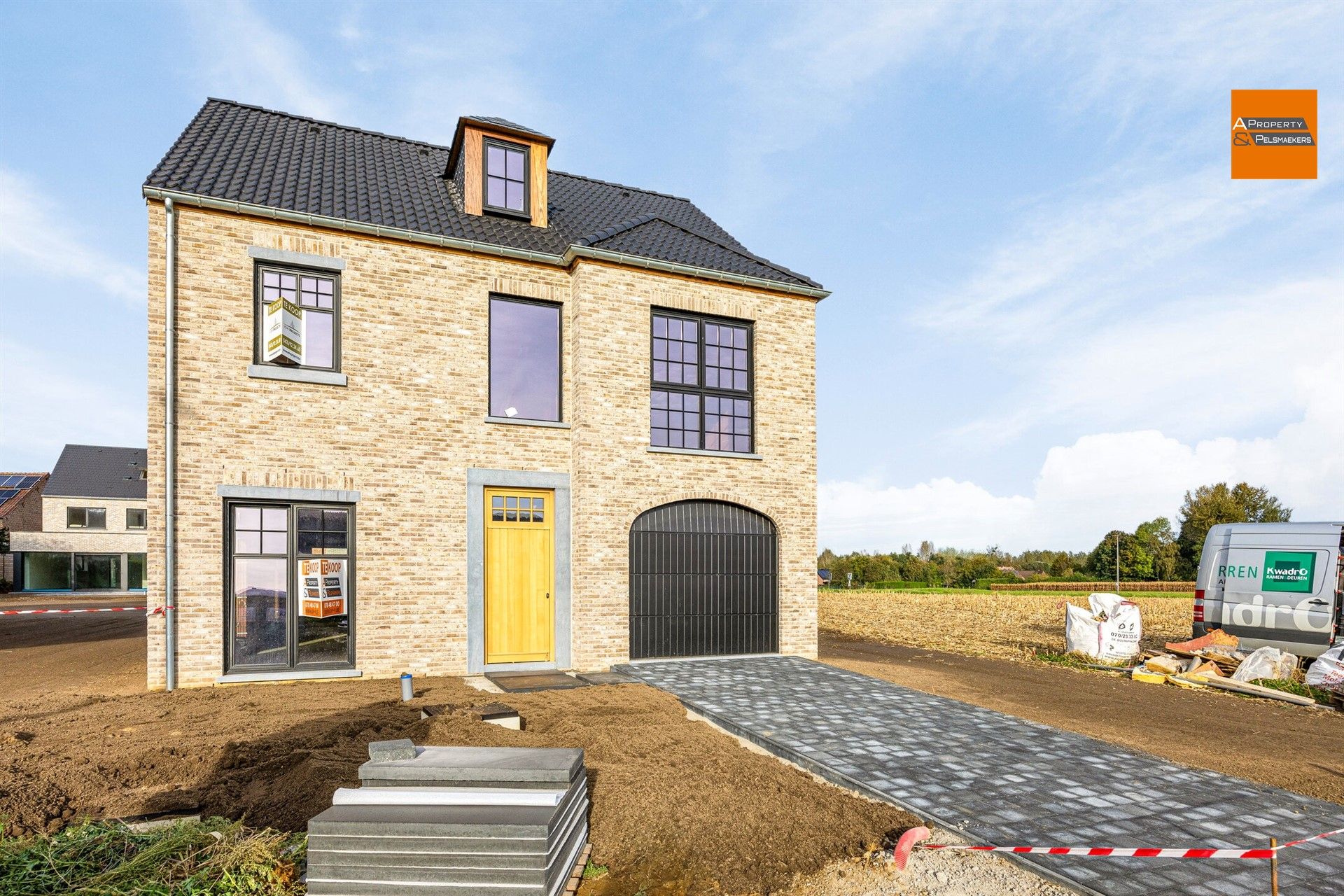 Nieuwbouwwoning met 4 slaapkamers foto {{pictureIndex}}