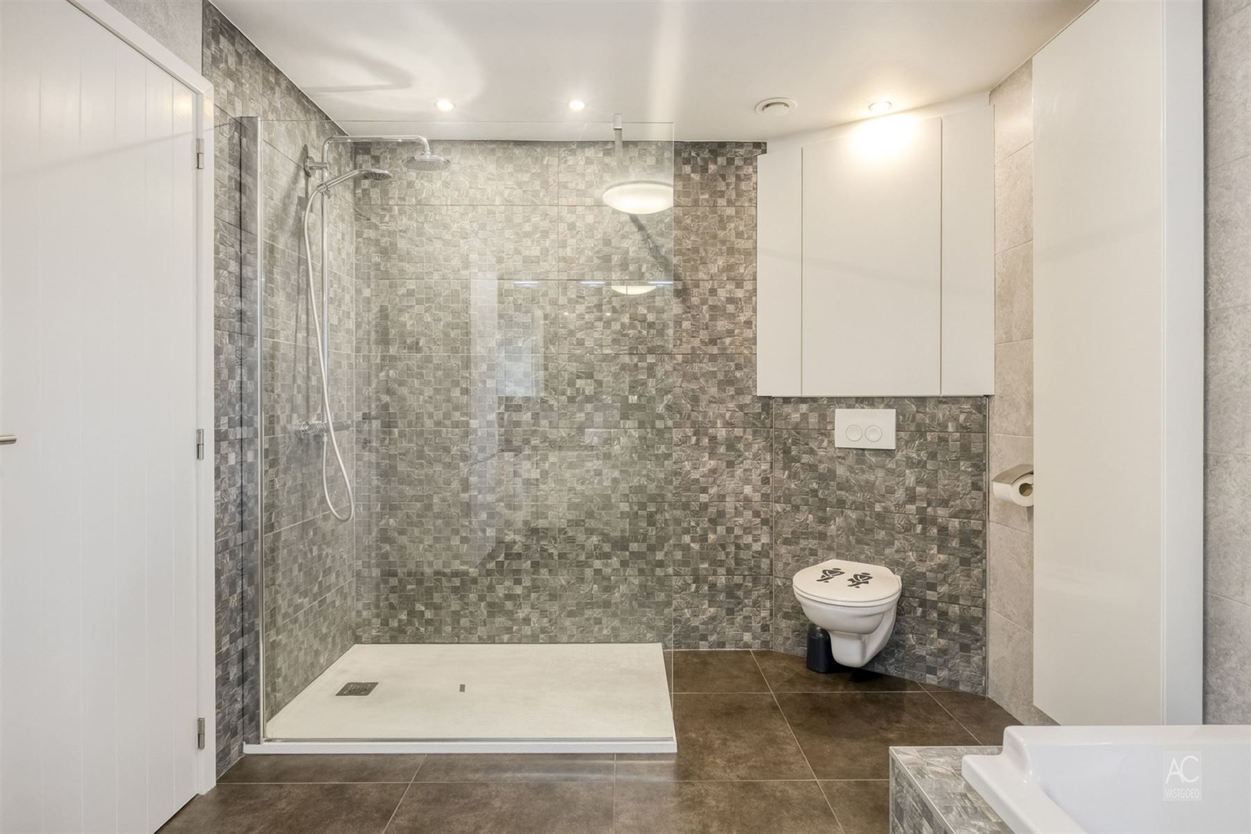 Recente halfopen bebouwing met 3 slaapkamers en garage foto 15