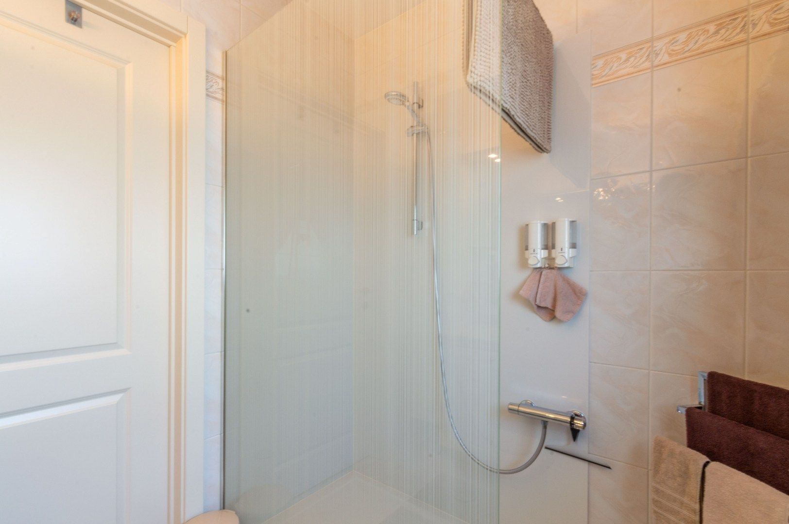 GELIJKSVLOERSVILLA MET 3 SLP IN WIJK GRAVENHOF ! foto 18