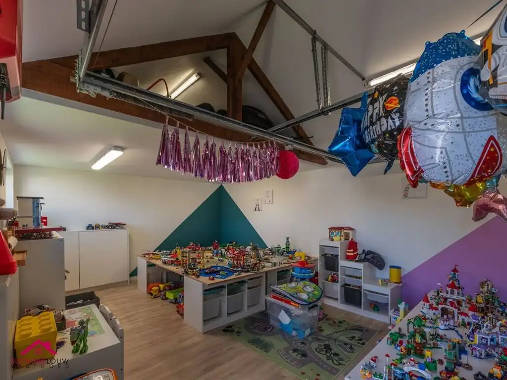 Charmante, ruime half-vrijstaande gezinswoning foto 48