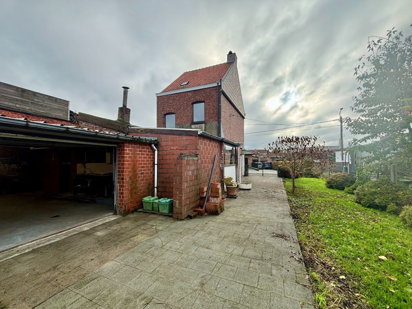 Te renoveren half open woning centrum Ieper foto 4