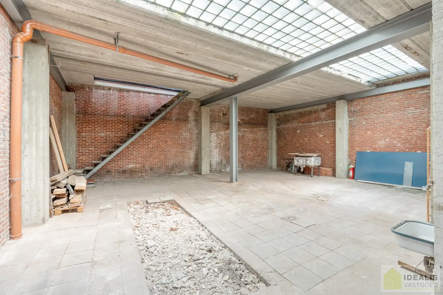 Ruim opgezet, klassevol en naar wens af te werken/ in te richten pand met winkel/kantoorruimte én uiterst ruim appartement met maar liefst 4 slaapkamers foto 9