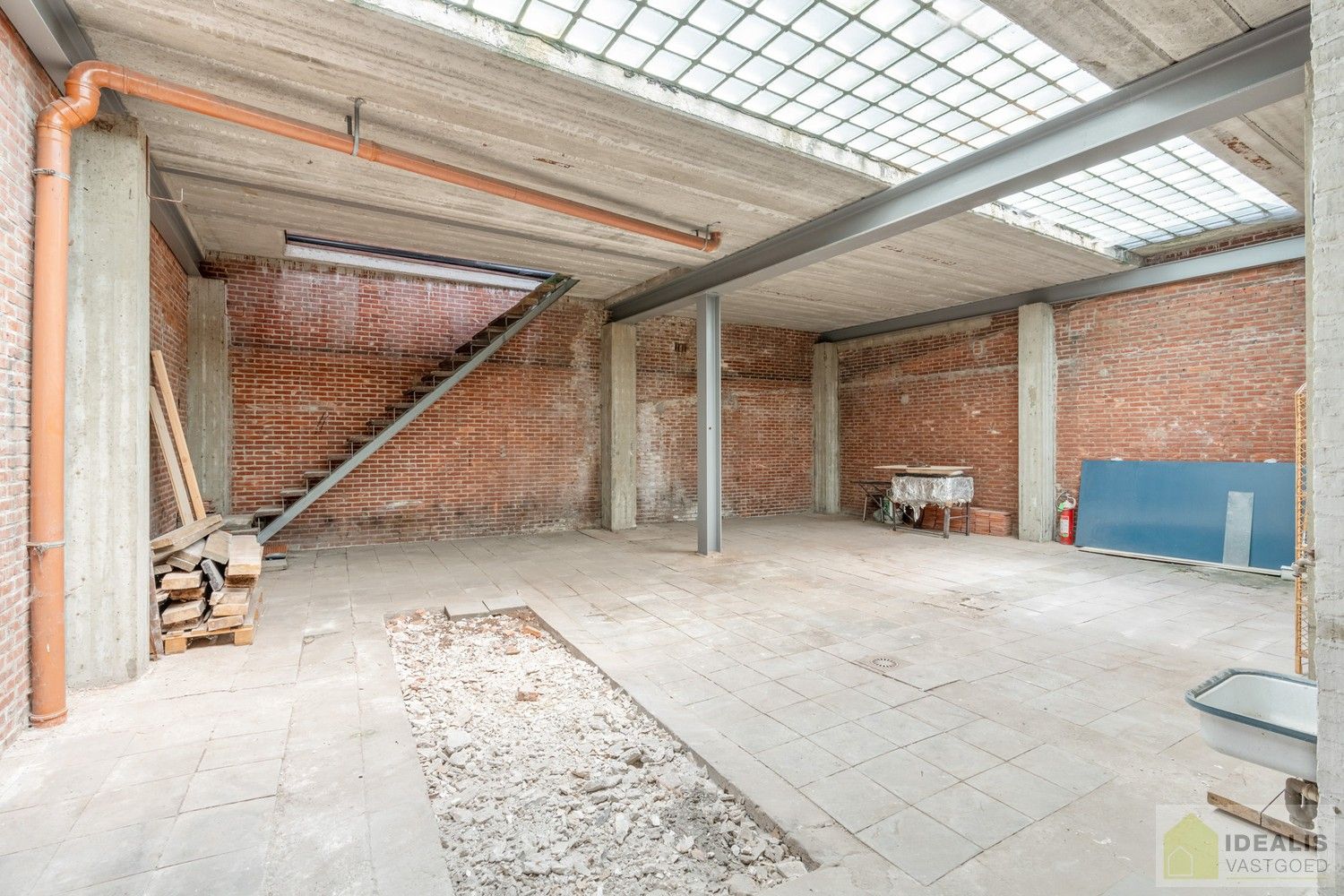 Ruim opgezet, klassevol en naar wens af te werken/ in te richten pand met winkel/kantoorruimte én uiterst ruim appartement met maar liefst 4 slaapkamers foto 9