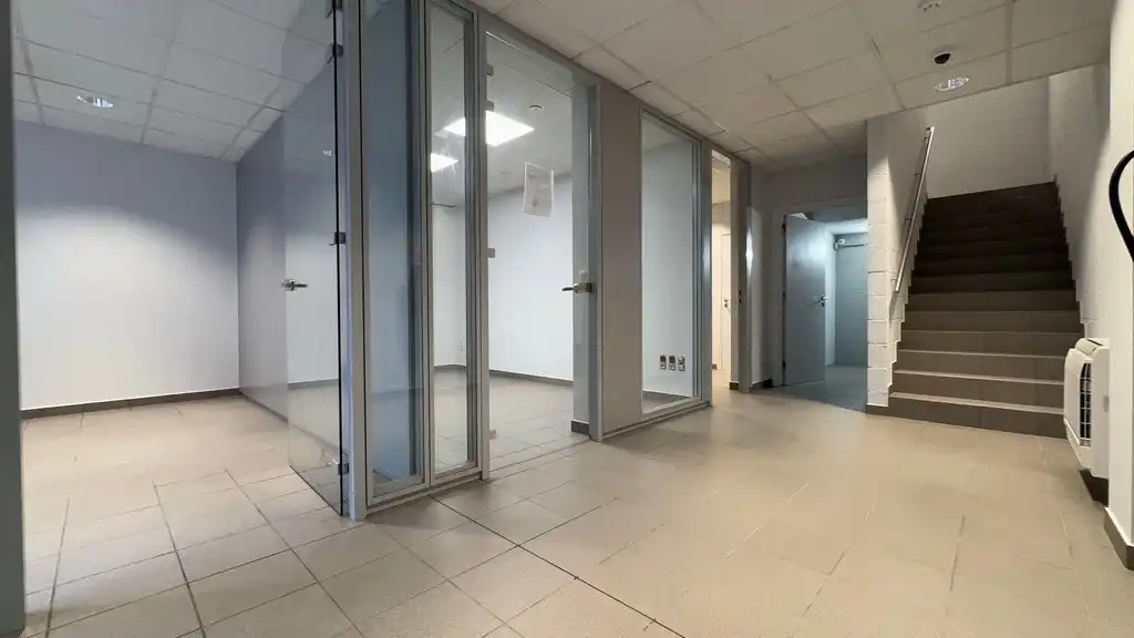 Klein magazijn met kantoren te huur aan The Loop in Gent foto 10