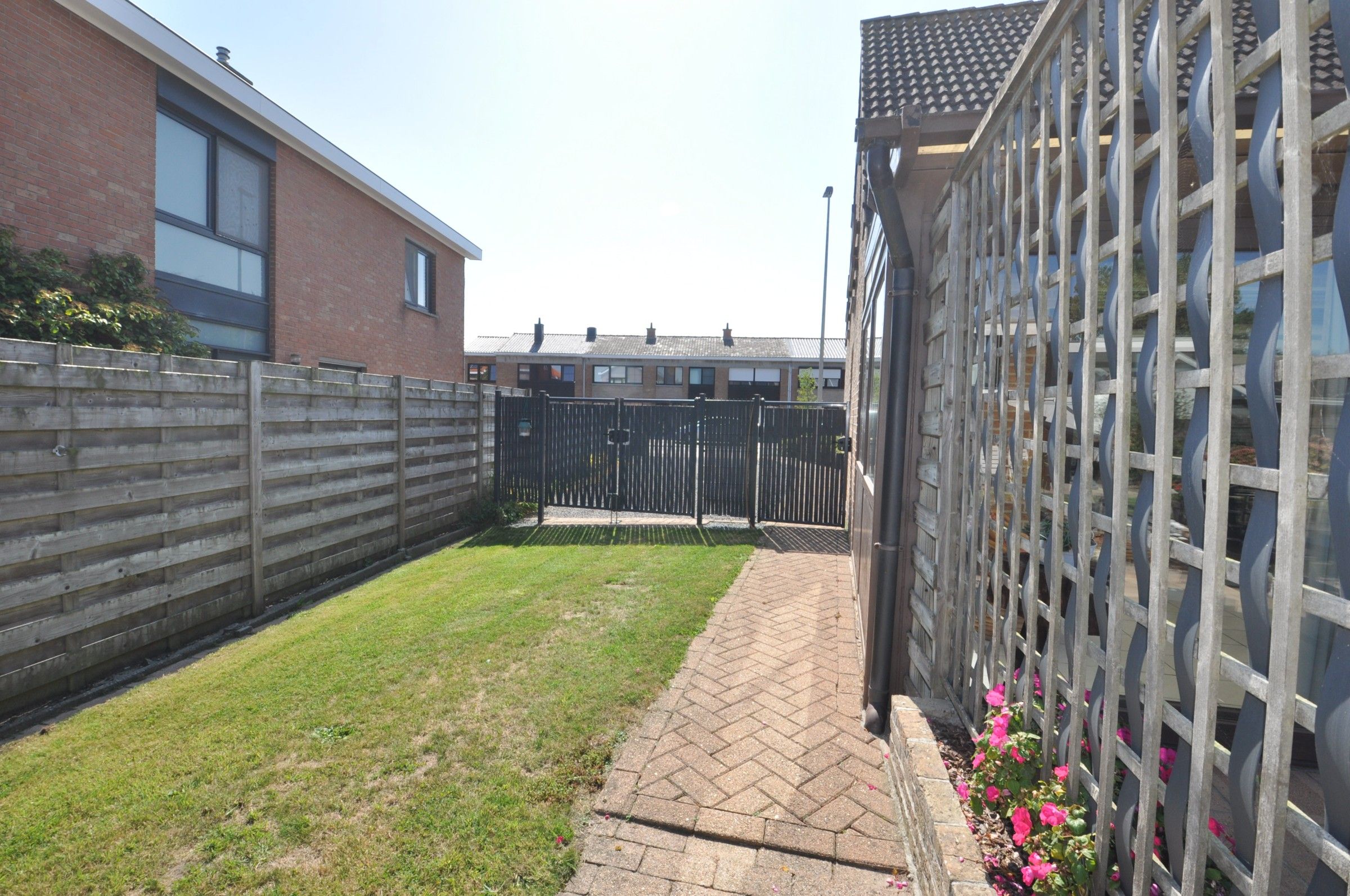 Ruime verzorgde woning met grote tuin en garage ! foto 25