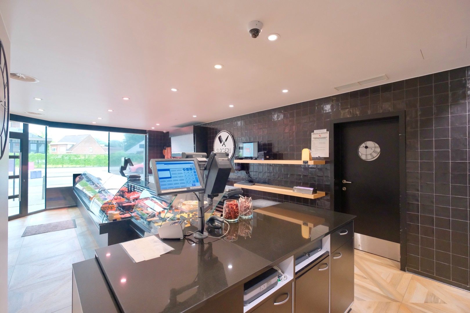 Instapklare handelswoning op toplocatie in Torhout! foto 4