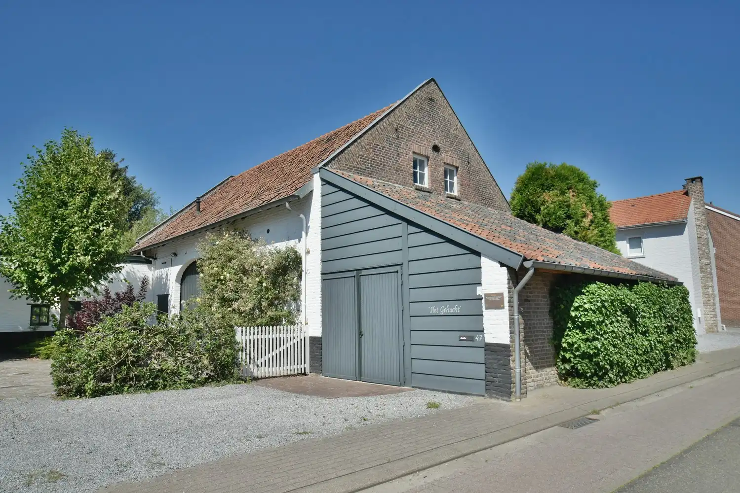 Karaktervolle hoeve met schuur, binnenkoer en prachtige tuin vlakbij Maastricht foto 6