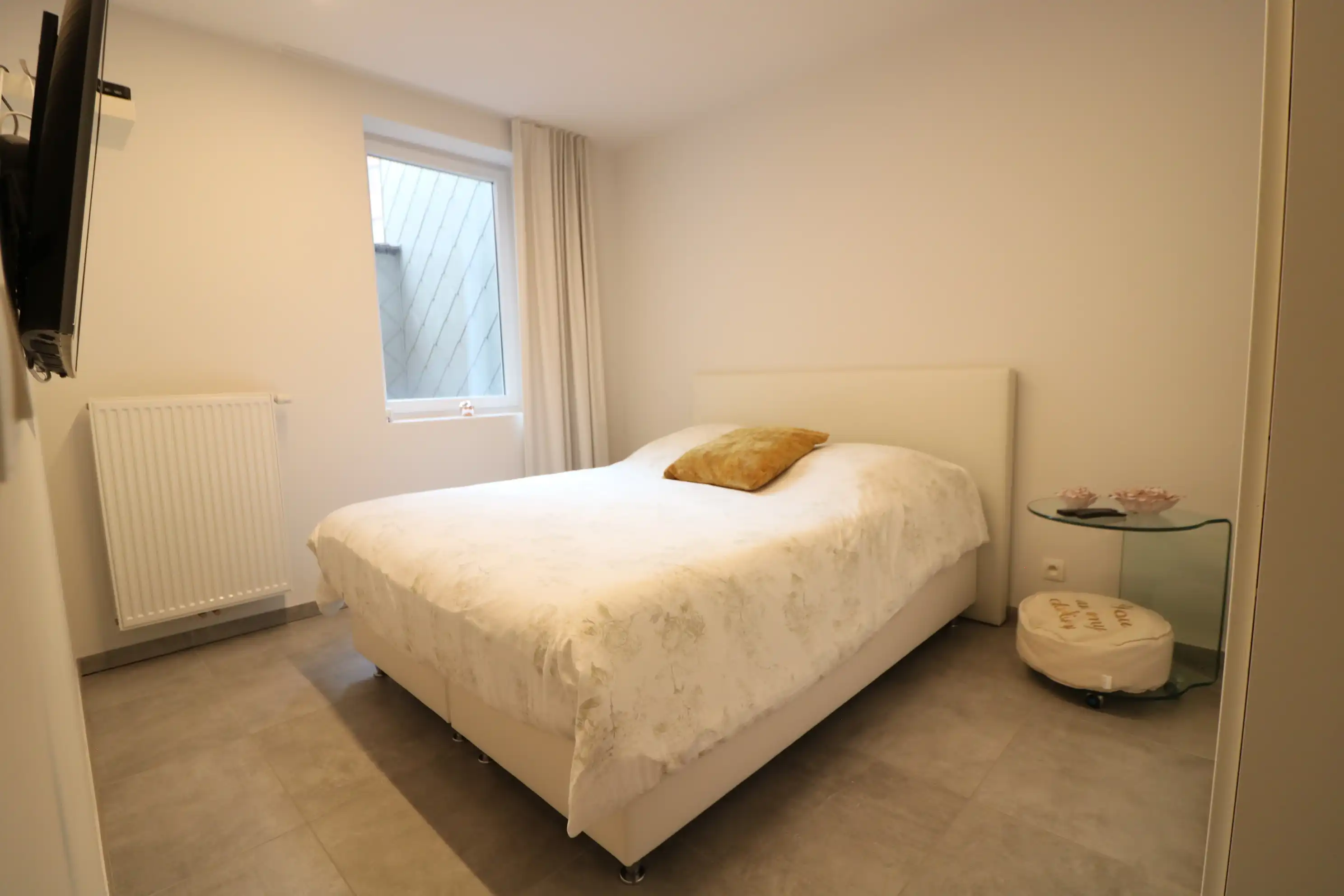 Recent 2-slaapkamerappartement met klassevolle afwerking op de hoek van Onderwijsstraat en Descampsstraat. foto 8