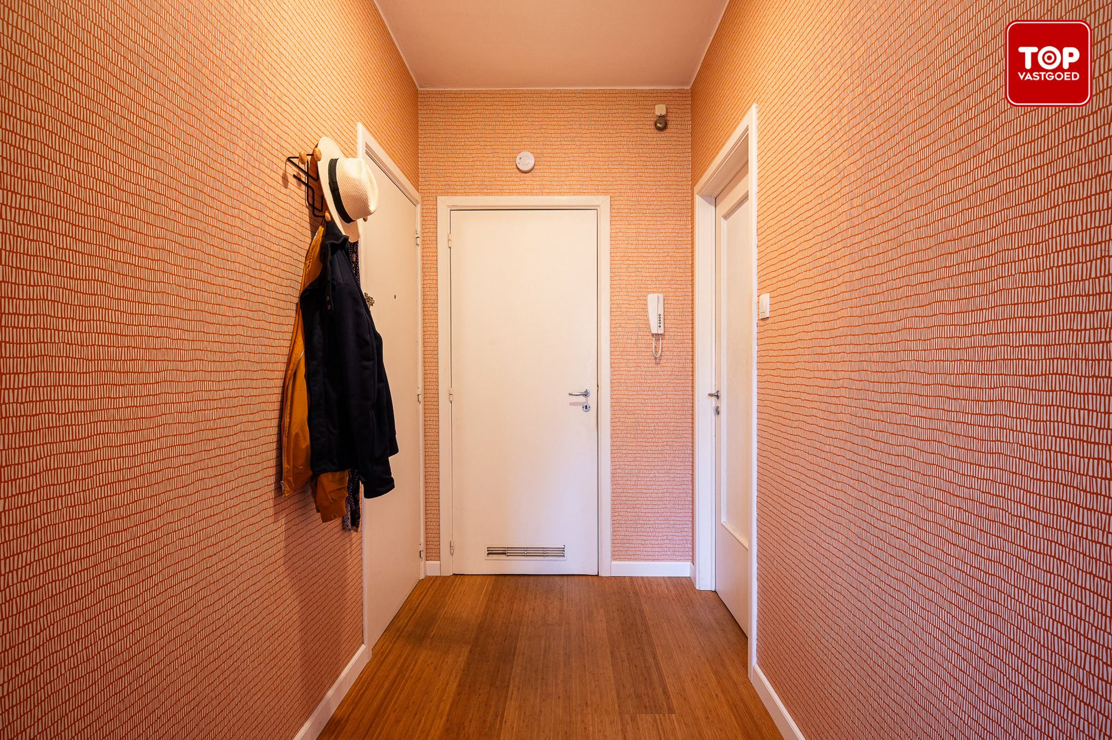 Op te frissen tweeslaapkamerappartement nabij de Stationsbuurt Gent-Sint-Pieters. foto 3