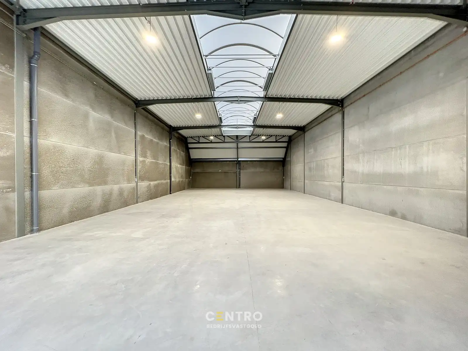 NB MAGAZIJN (312m2), voorzien van sectionaalpoort, deur, raam (voor kantoor) en 2 private parkeerplaatsen op industriezone te Waregem. foto 5