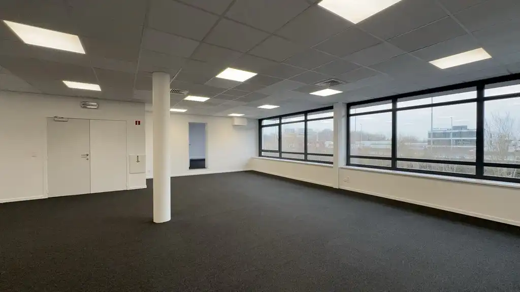 Gerenoveerde kantoorruimte te huur in Dionysius KMO center in Gent foto 5