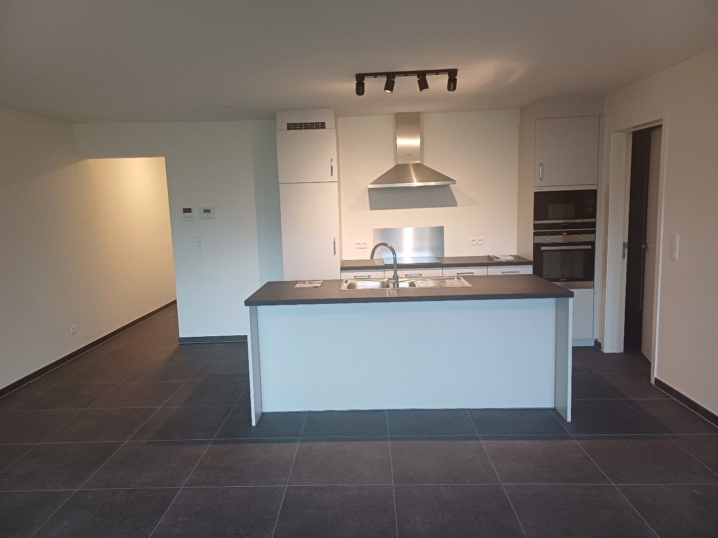 Instapklaar gelijkvloers appartement in Peer centrum met ruim terras + tuintje. foto 6