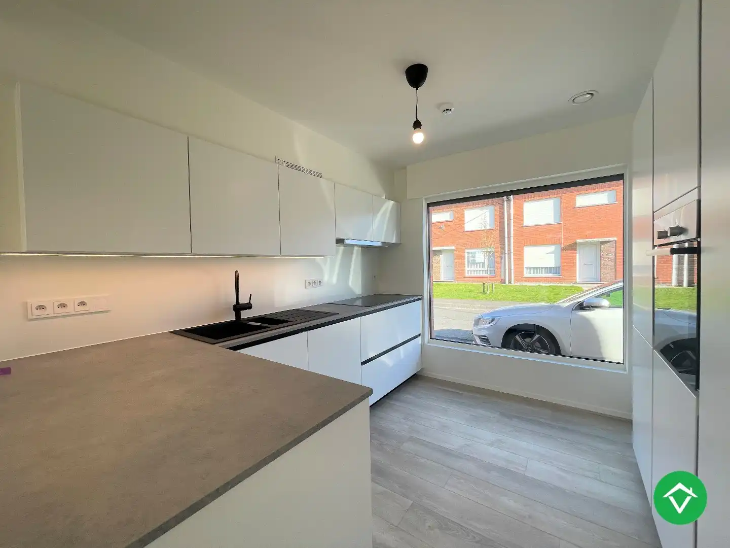 Ruime, gerenoveerde woning met twee slaapkamers te Roeselare foto 5