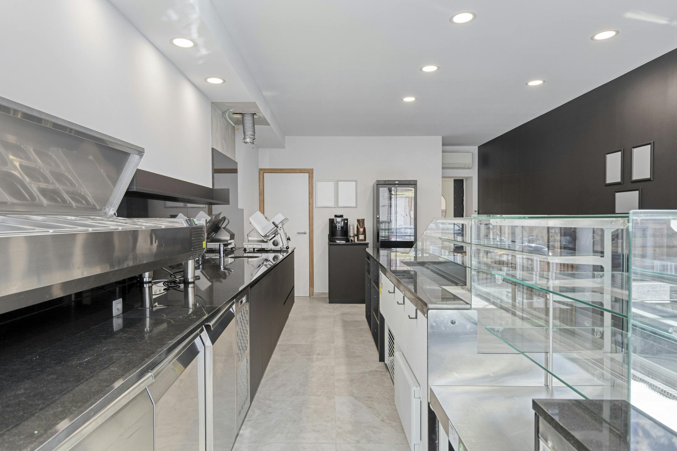 Handelspand met woonst in centrum Lauwe foto 3