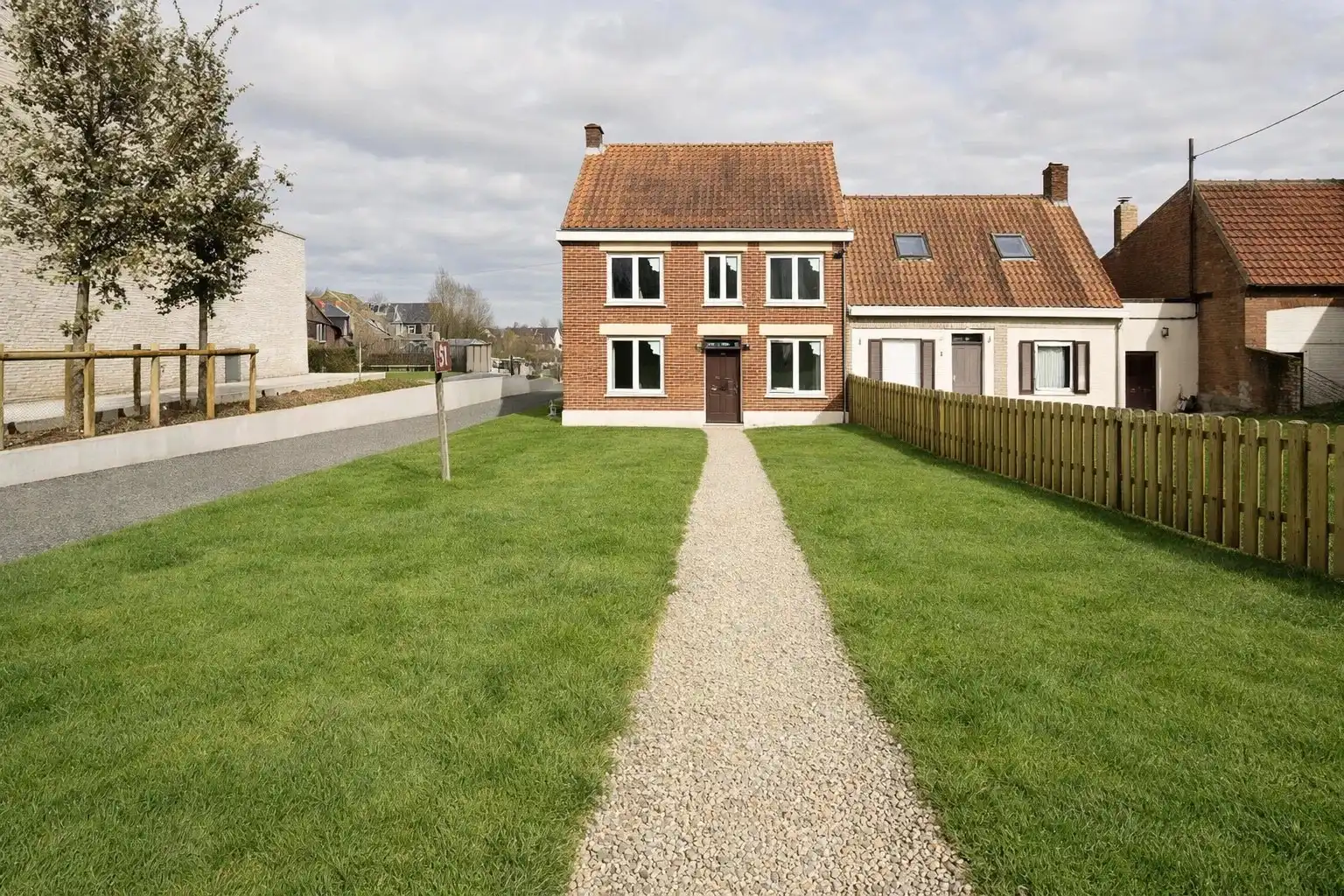 Hoofdfoto van de publicatie: Verder te renoveren woning op toplocatie in Lichtervelde