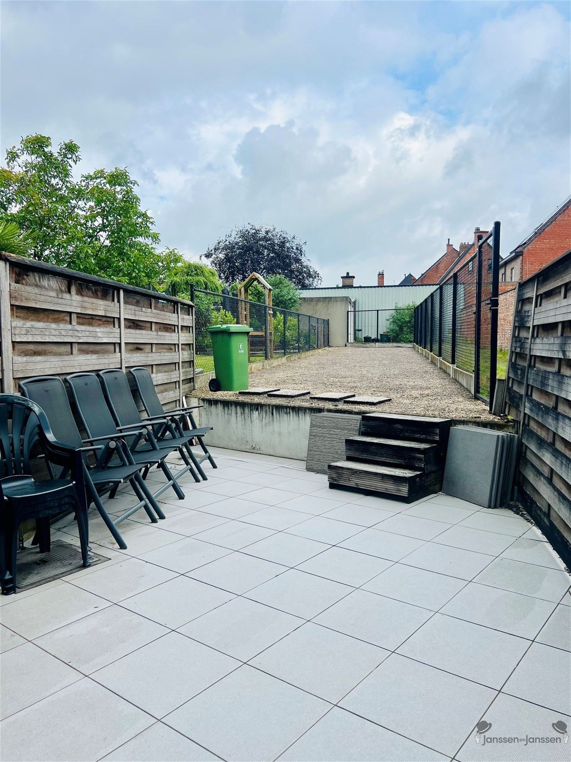 Gesloten bebouwing met inpandige garage en tuin foto 3