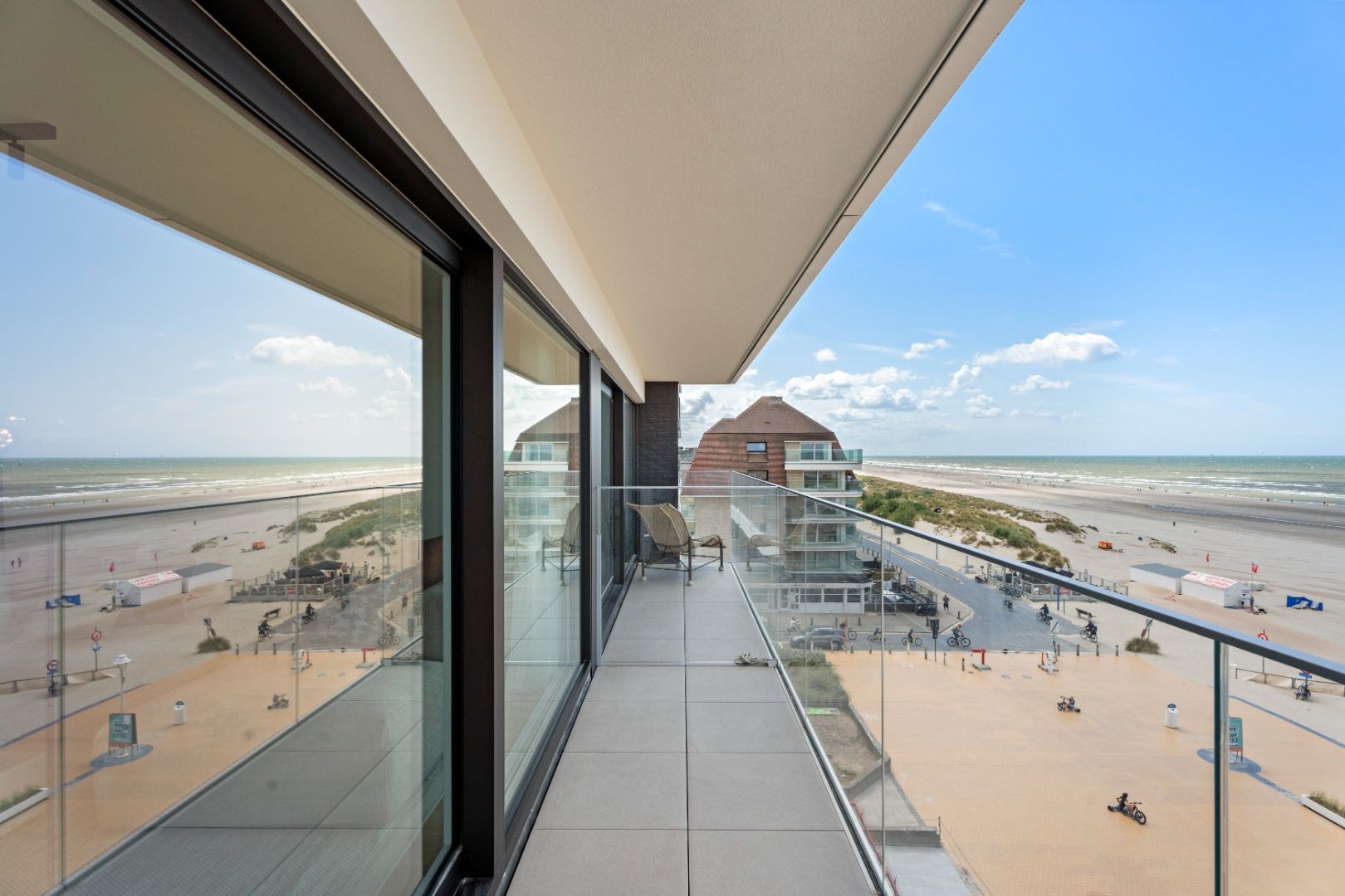 Exclusief gerenoveerd appartement met twee terrassen en zeezicht te Nieuwpoort foto 3